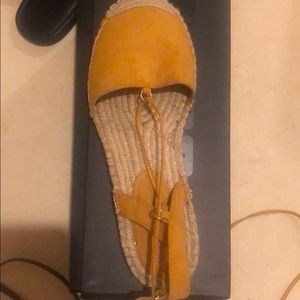 Cute tie up espadrilles🍯